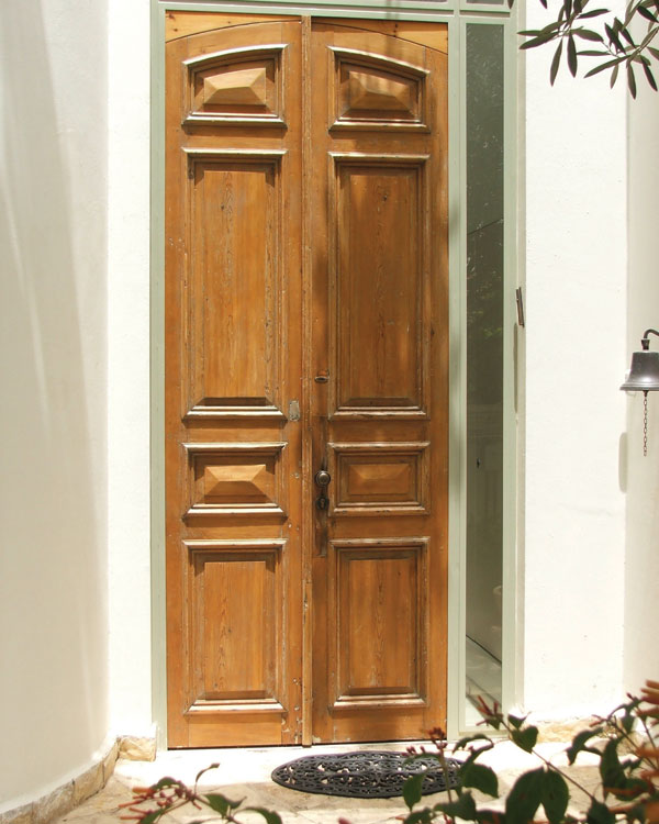 דלת כניסה מעץ